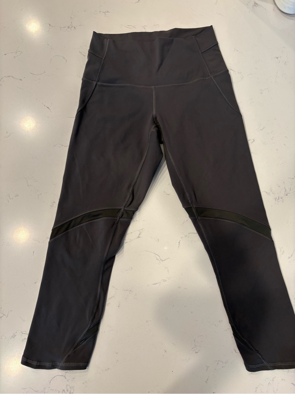 Lululemon Womens Dark Gray Performance Active Cropped Leggings. Size 6